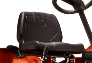 Husqvarna Frontmäher R 112C mit Mähdeck Combi 85 - Winterpaket mit Schneeschild, Gummileiste und Schneeketten – Bild 7