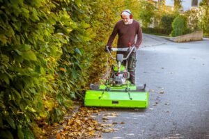 Zipper Schmutz- und Schneekehrmaschine ZI-KM1000 mit Schneeschild & Auffangbehälter – Bild 3